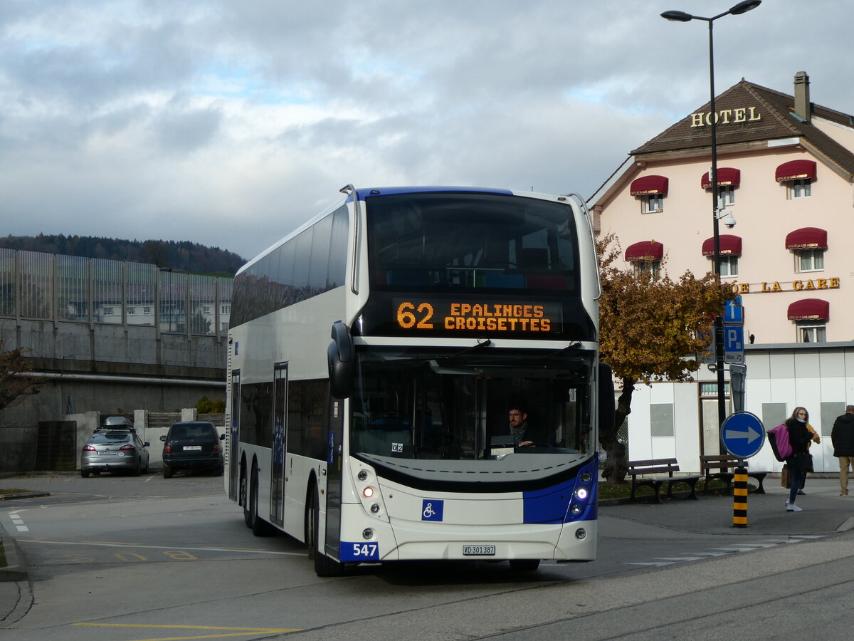 (230'707) - TL Lausanne - Nr. 547/VD 301'387 - Alexander Dennis am 13. November 2021 beim Bahnhof Moudon