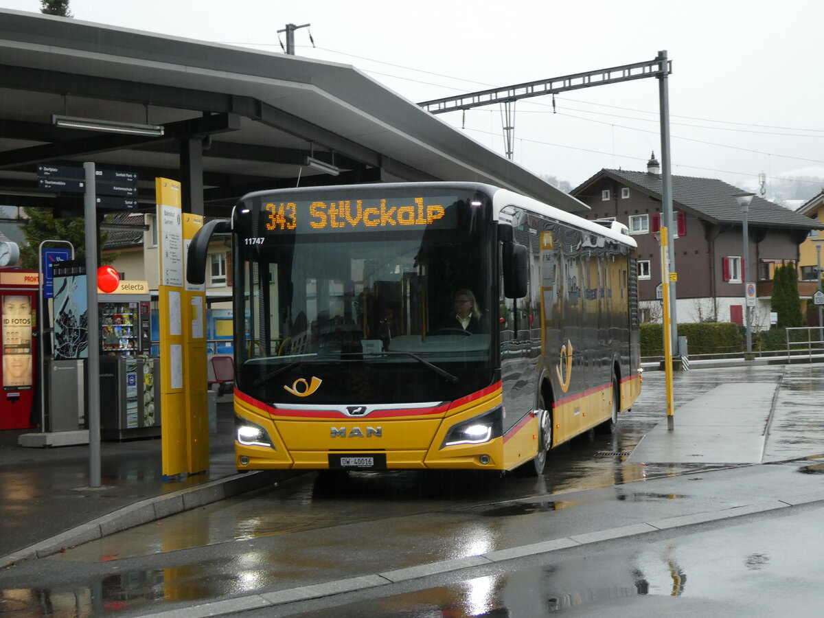 (230'946) - PostAuto Zentralschweiz - OW 40'016 - MAN am 27. November 2021 beim Bahnhof Sarnen