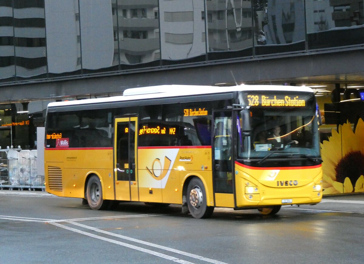 (231'127) - Autotour, Visp - VS 504 - Iveco am 12. Dezember 2021 beim Bahnhof Visp