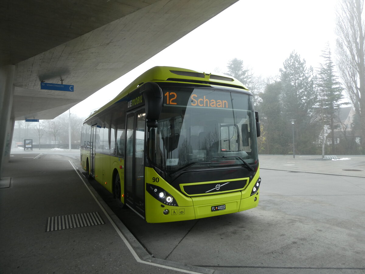 (231'305) - Aus Liechtenstein: BOS PS Anstalt, Vaduz - Nr. 555/FL 40'222 - Volvo (ex PLA Vaduz Nr. 90) am 15. Dezember 2021 beim Bahnhof Buchs