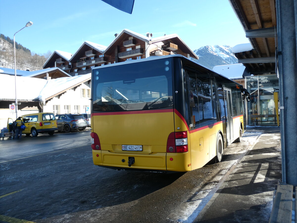 (231'530) - PostAuto Bern - BE 422'461 - MAN/Gppel (ex AVG Meiringen Nr. 61) am 20. Dezember 2021 beim Bahnhof Gstaad