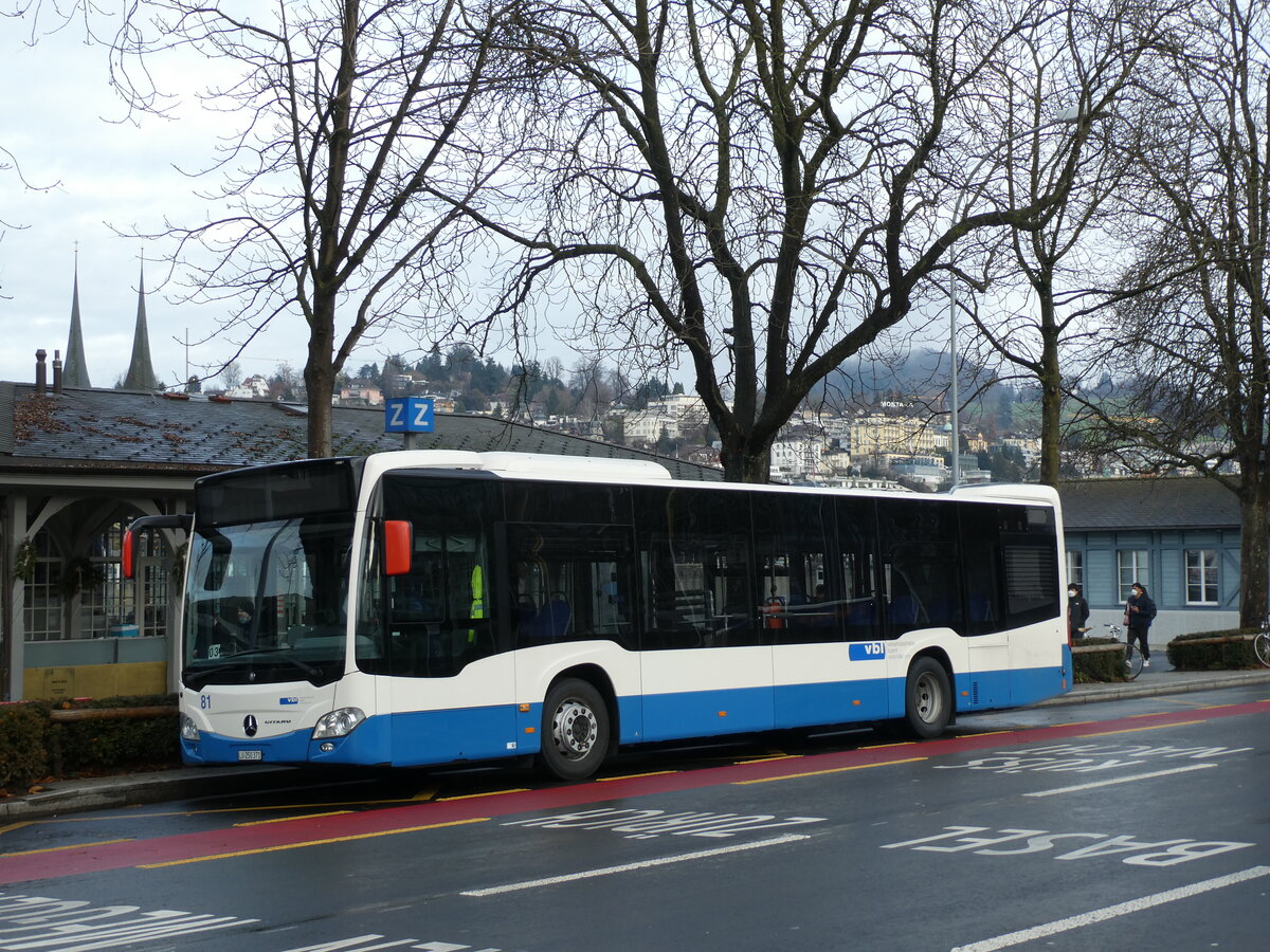 (231'582) - VBL Luzern - Nr. 81/LU 250'371 - Mercedes am 26. Dezember 2021 beim Bahnhof Luzern