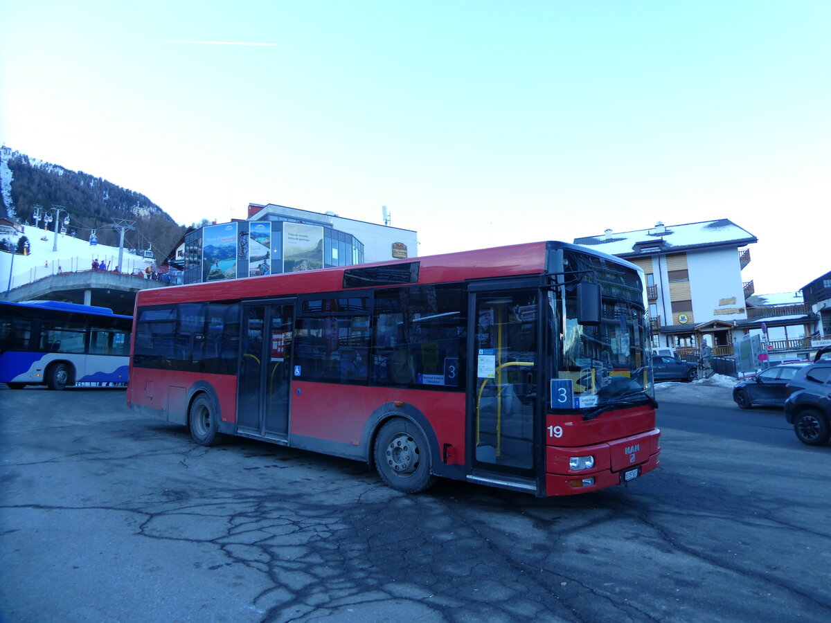 (231'624) - Lathion, Sion - Nr. 19/VS 197'617 - MAN/Gppel (ex AFA Adelboden Nr. 55) am 1. Januar 2022 in Haute-Nendaz, Tlcabine