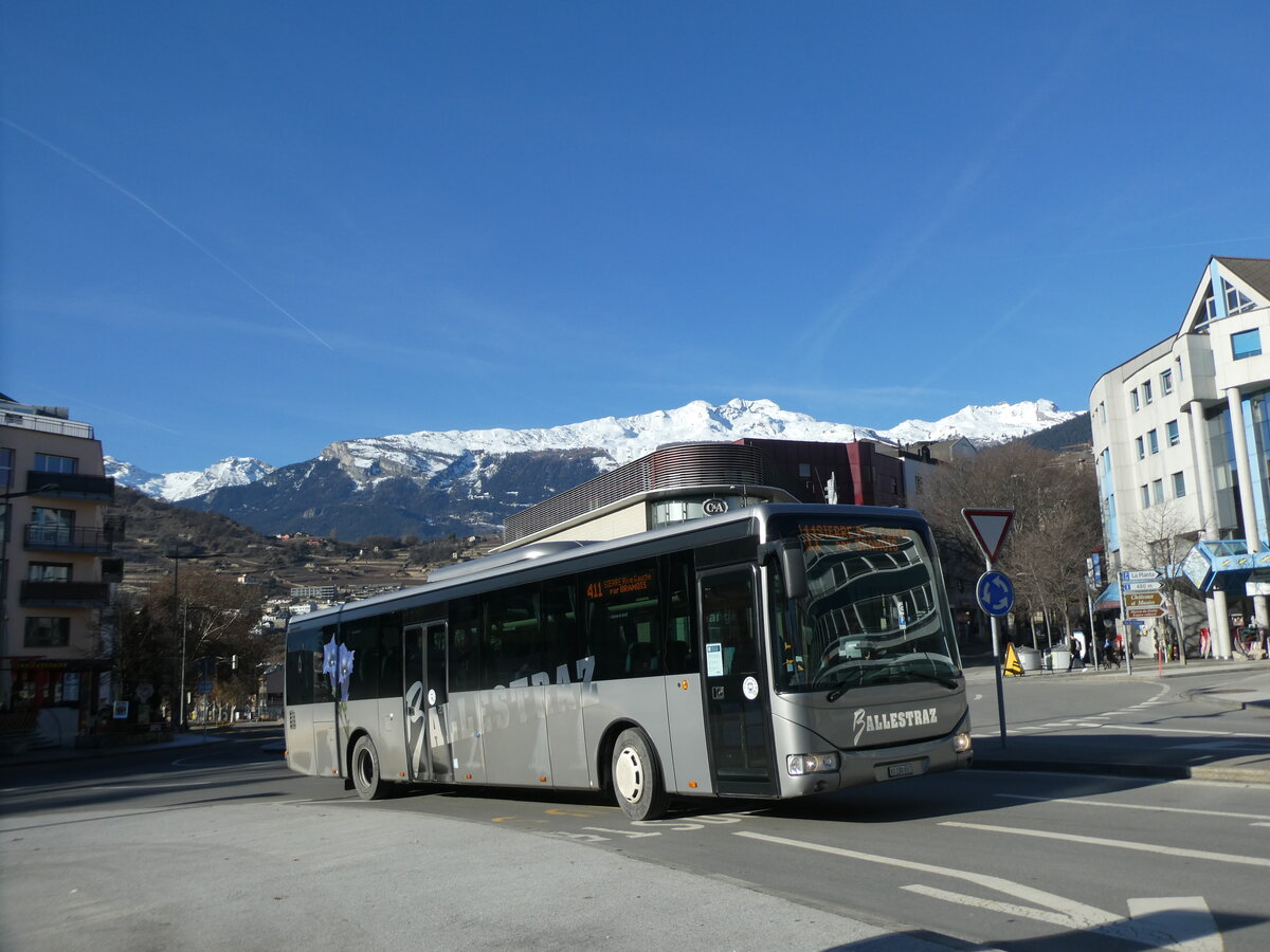 (231'650) - Ballestraz, Grne - VS 230'657 - Irisbus am 1. Januar 2022 beim Bahnhof Sion