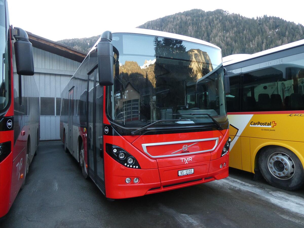 (231'672) - TMR Martigny - Nr. 163/VS 1110 - Volvo am 1. Januar 2022 in Le Chble, Garage