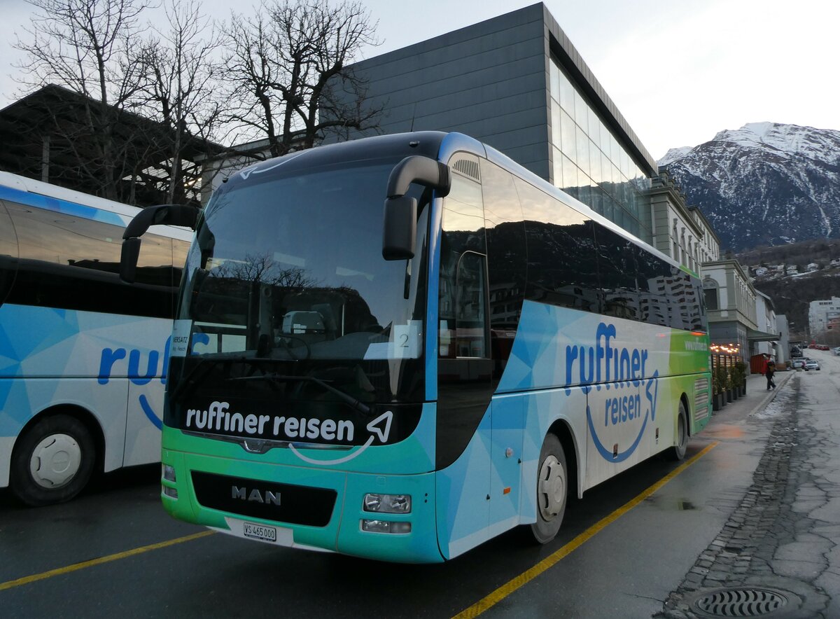 (231'699) - Ruffiner, Turtmann - VS 465'000 - MAN am 2. Januar 2022 beim Bahnhof Brig