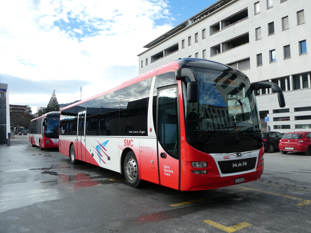 (231'738) - SMC Montana - Nr. 25/VS 28'725 - MAN am 2. Januar 2022 beim Bahnhof Sierre