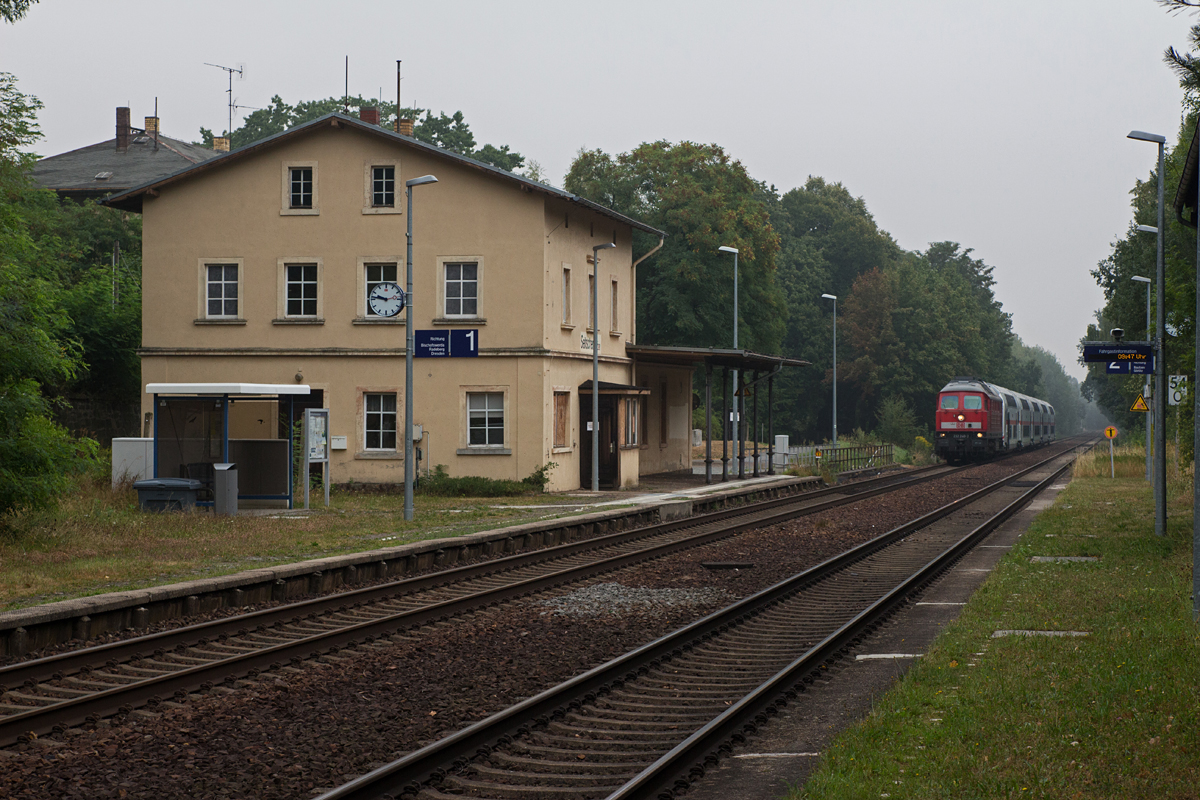 232 240-2 hatte am 17.08.15 die Aufgabe, eine Garnitur IC-Doppelstockwagen vom Bombardier-Werk in Görlitz nach Dresden zu befördern. Mit dem Zug wurden nachher Testfahrten mit der ebenfalls in IC-Farben lackierten BR 146.1 auf der Tharandter Rampe durchgeführt.