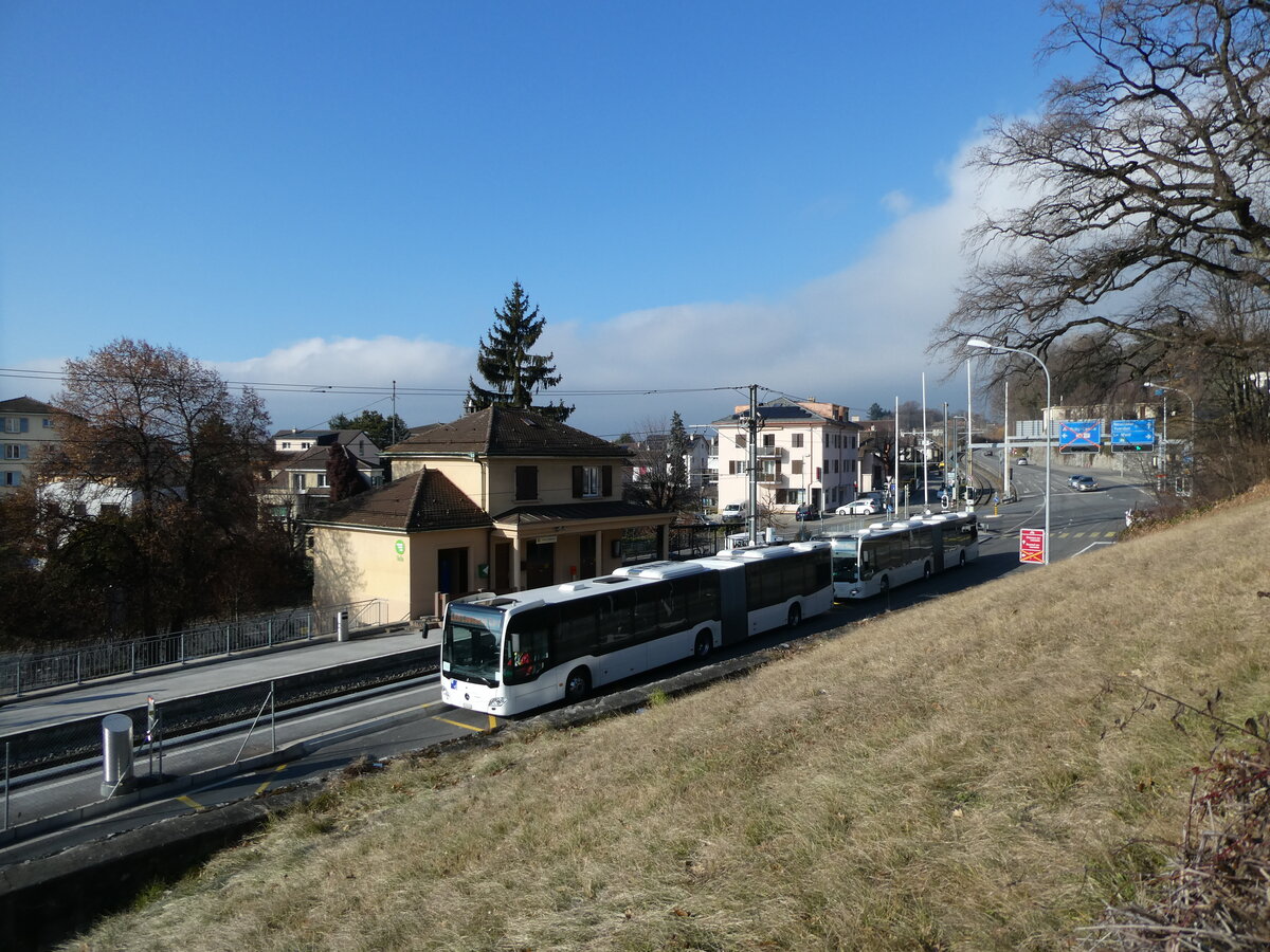 (232'369) - Intertours, Domdidier - FR 300'492 - Mercedes am 23. Januar 2022 beim Bahnhof Prilly-Chasseur (Einsatz TL) 