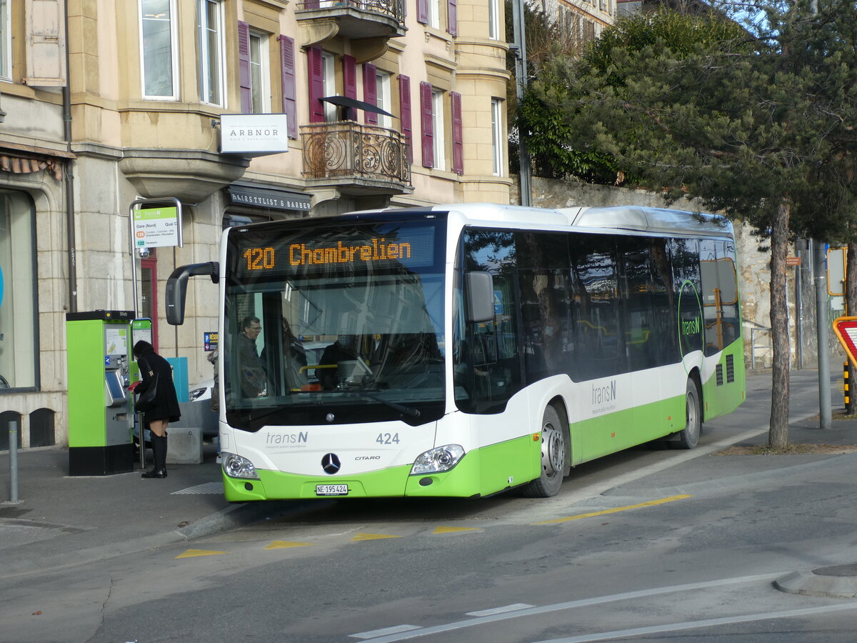 (232'546) - transN, La Chaux-de-Fonds - Nr. 424/NE 195'424 - Mercedes am 30. Januar 2022 beim Bahnhof Neuchtel