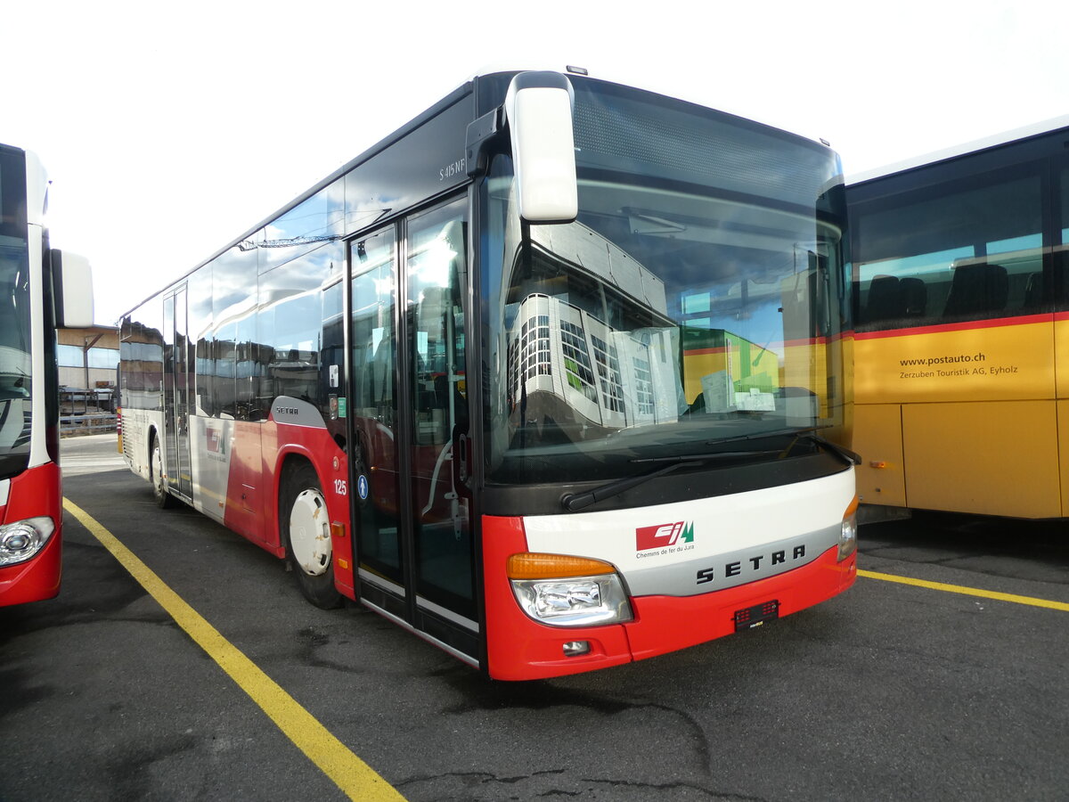 (232'571) - CJ Tramelan - Nr. 125 - Setra am 30. Januar 2022 in Kerzers, Interbus