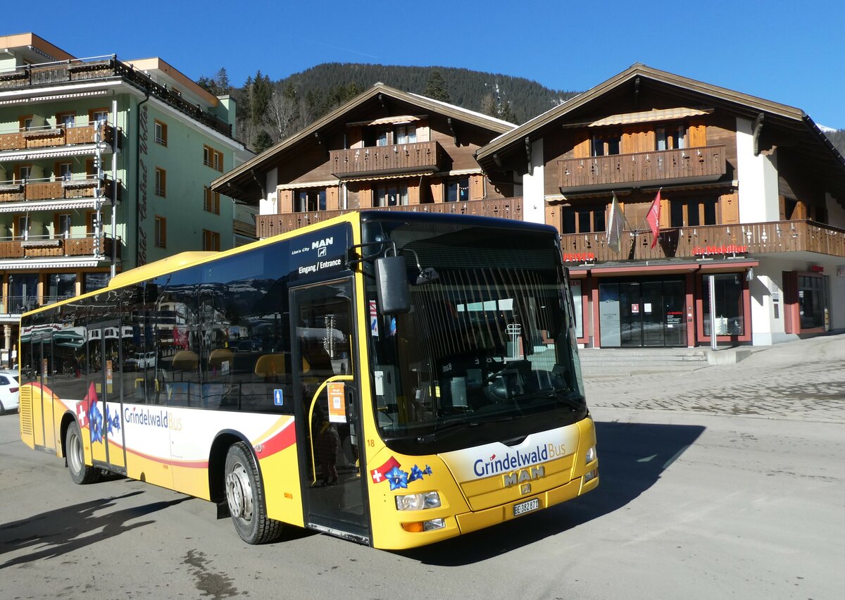 (232'872) - Grindelwaldbus, Grindelwald - Nr. 18/BE 382'871 - MAN/Gppel am 13. Februar 2022 beim Bahnhof Grindelwald