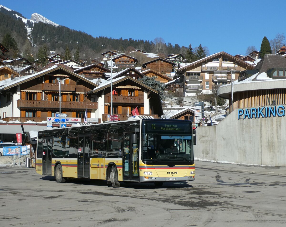 (232'880) - STI Thun - Nr. 129/BE 800'129 - MAN am 13. Februar 2022 beim Bahnhof Grindelwald