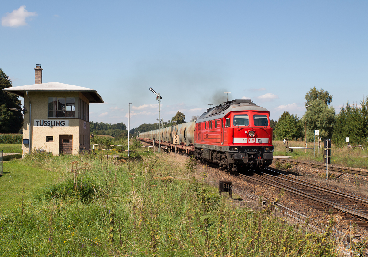 233 373-0 erhielt mit ihrem leeren Müllzug Richtung Freilassing am 28.08.14 in Tüßling Ausfahrt.