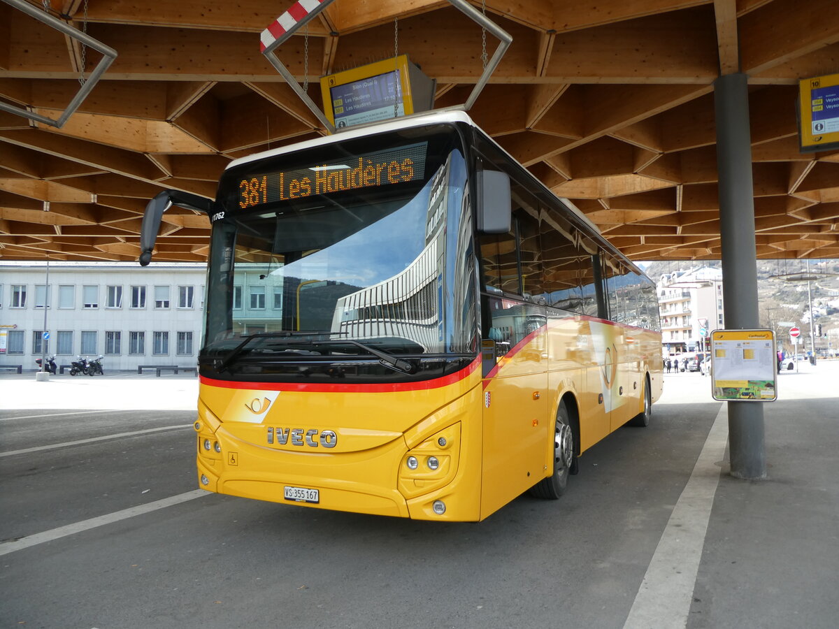 (233'028) - PostAuto Wallis - Nr. 5/VS 355'167 - Iveco am 20. Februar 2022 beim Bahnhof Sion