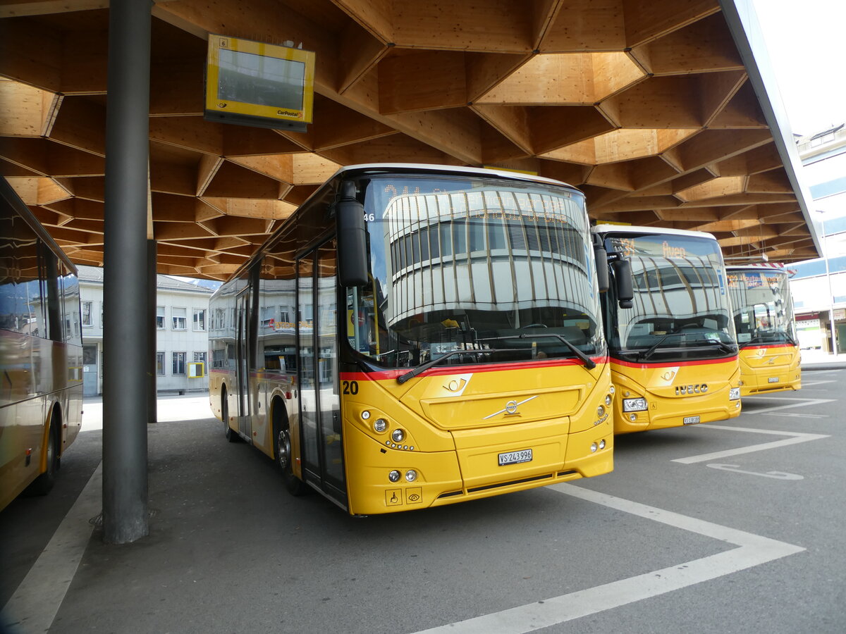 (233'033) - PostAuto Wallis - Nr. 20/VS 243'996 - Volvo am 20. Februar 2022 beim Bahnhof Sion