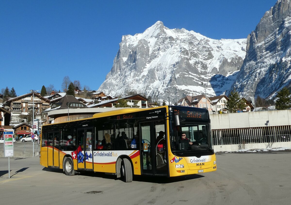 (233'304) - Grindelwaldbus, Grindelwald - Nr. 16/BE 28'821 - MAN am 27. Februar 2022 beim Bahnhof Grindelwald