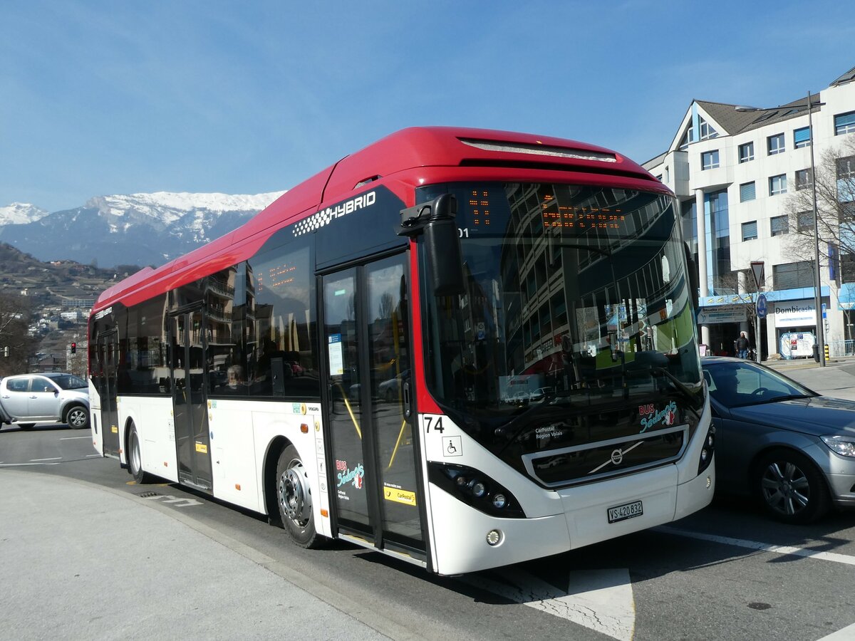 (233'439) - PostAuto Wallis - Nr. 74/VS 420'832 - Volvo am 7. Mrz 2022 beim Bahnhof Sion