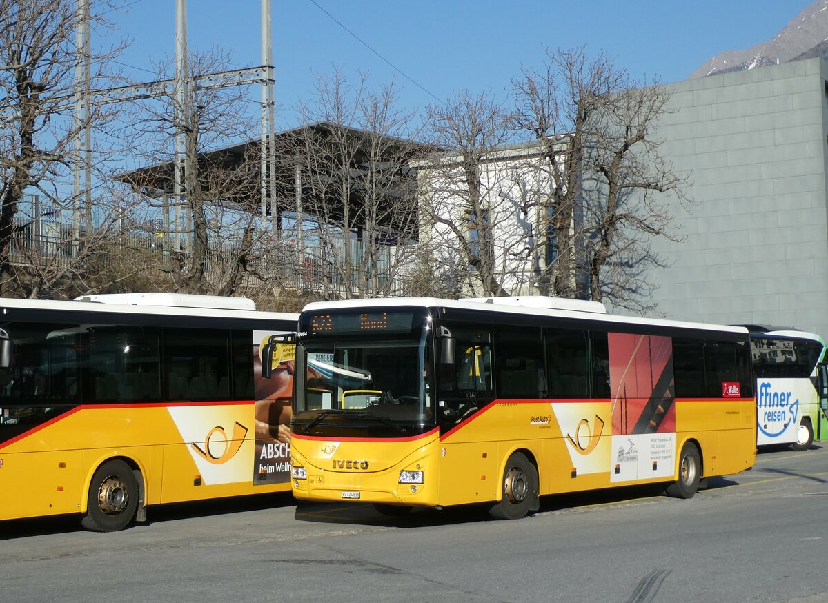 (233'488) - PostAuto Wallis - VS 424'838 - Iveco am 7. Mrz 2022 beim Bahnhof Brig