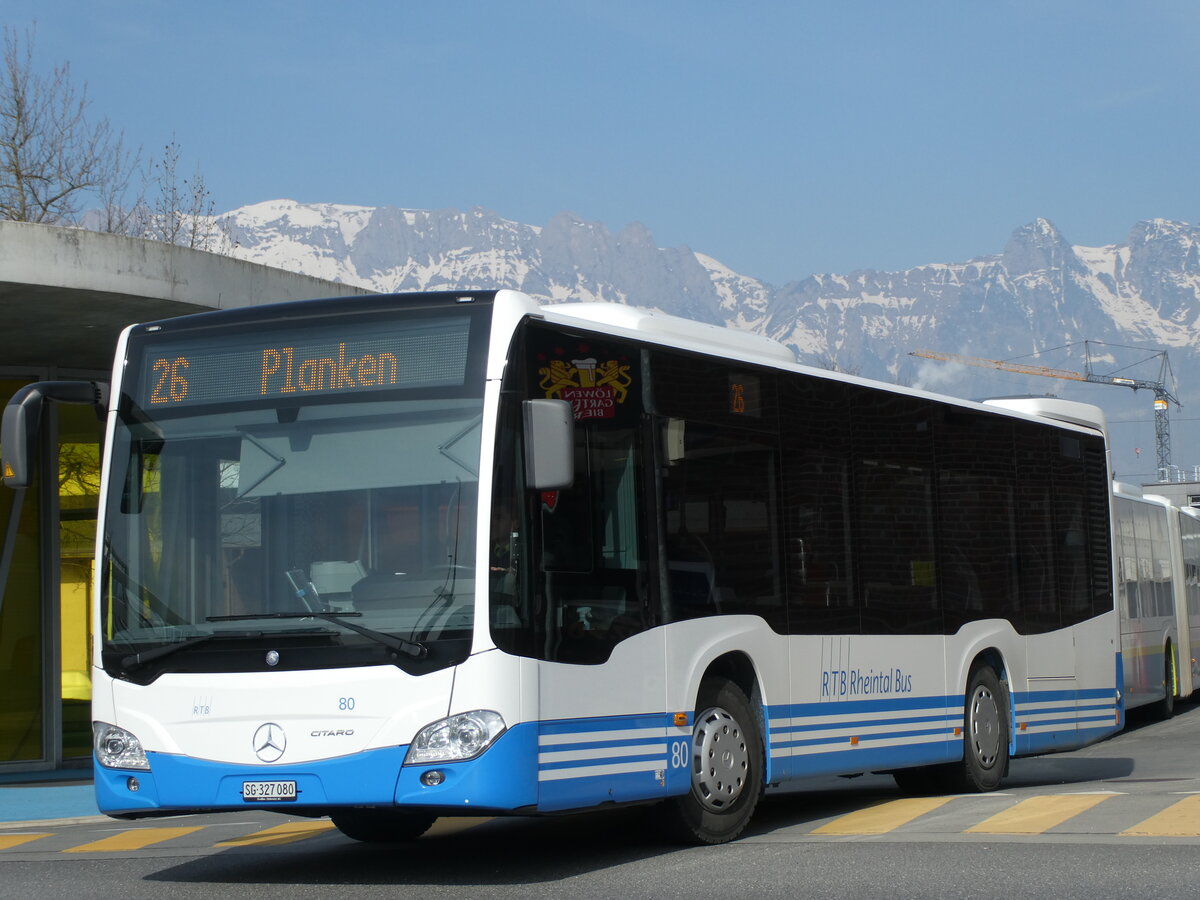 (233'534) - Aus der Schweiz: RTB Altsttten - Nr. 80/SG 327'080 - Mercedes am 8. Mrz 2022 beim Bahnhof Schaan 