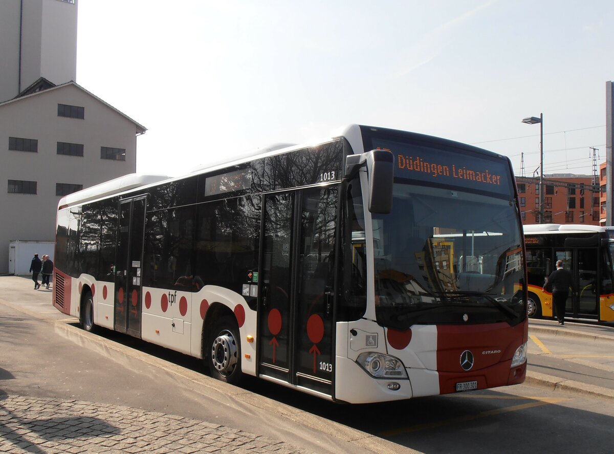 (233'840) - TPF Fribourg - Nr. 1013/FR 300'301 - Mercedes am 12. Mrz 2022 beim Bahnhof Ddingen