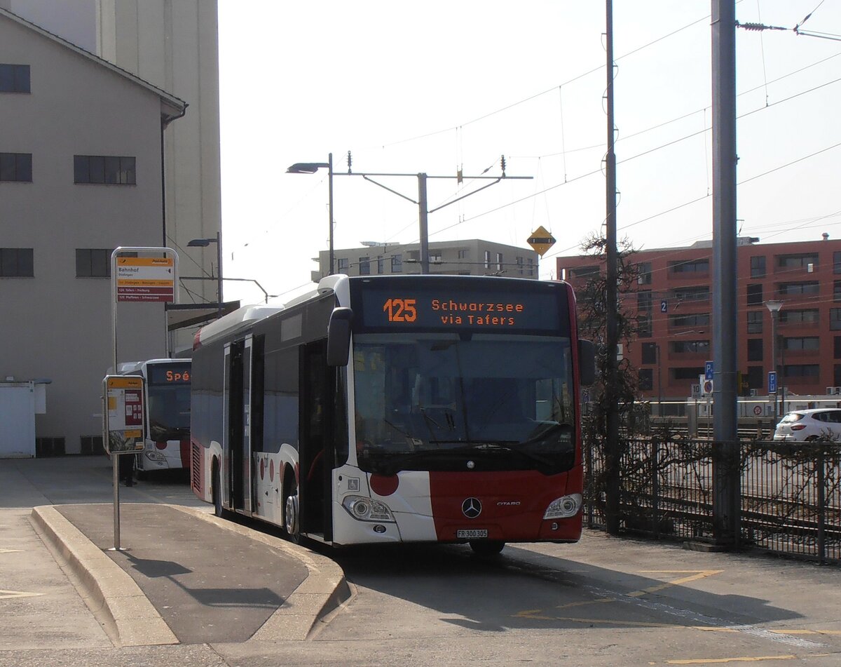 (233'842) - TPF Fribourg - Nr. 1052/FR 300'305 - Mercedes am 12. Mrz 2022 beim Bahnhof Ddingen