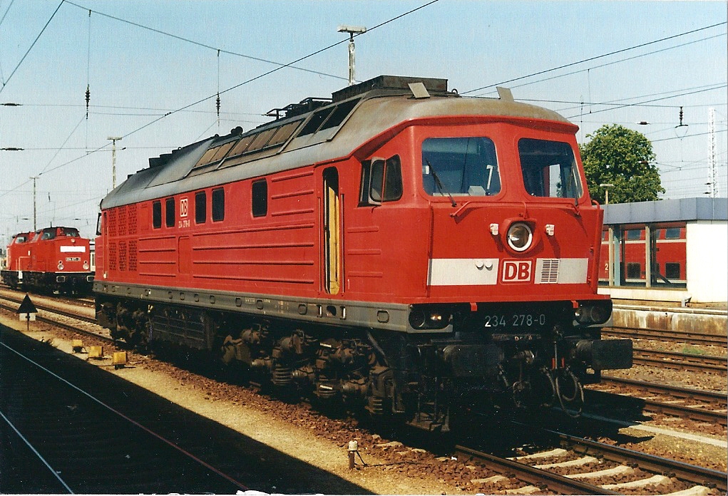 234 278 steht heut in Diensten von DB-Fernverkehr Berlin und steht sich meist in Berlin-Rummelsburg die Rder platt.Am 09.08.2004 war sie noch in Diensten von DB-Regio Grlitz,allerdings bespannten die Loks der BR 234 auf dem Abschnitt Cottbus-Forst den EC 241.Auf diesen Zug wartet die Lok hier im Bhf Cottbus.