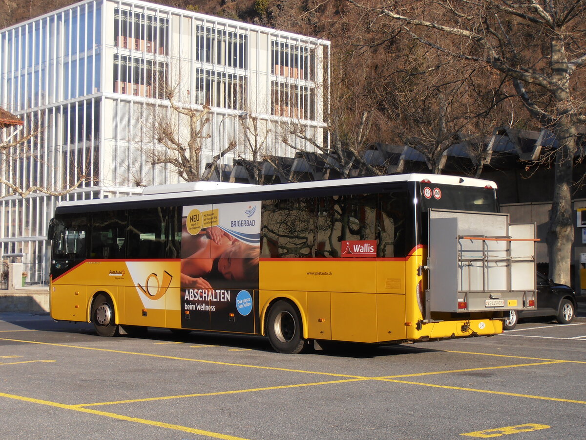 (234'053) - PostAuto Wallis - VS 445'902 - Iveco am 20. Mrz 2022 beim Bahnhof Brig