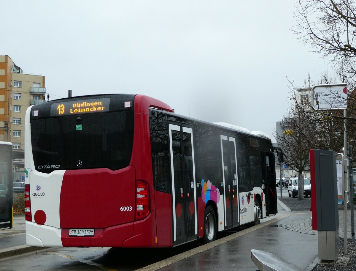 (234'222) - TPF Fribourg - Nr. 6003/FR 300'352 - Mercedes am 8. April 2022 beim Bahnhof Ddingen