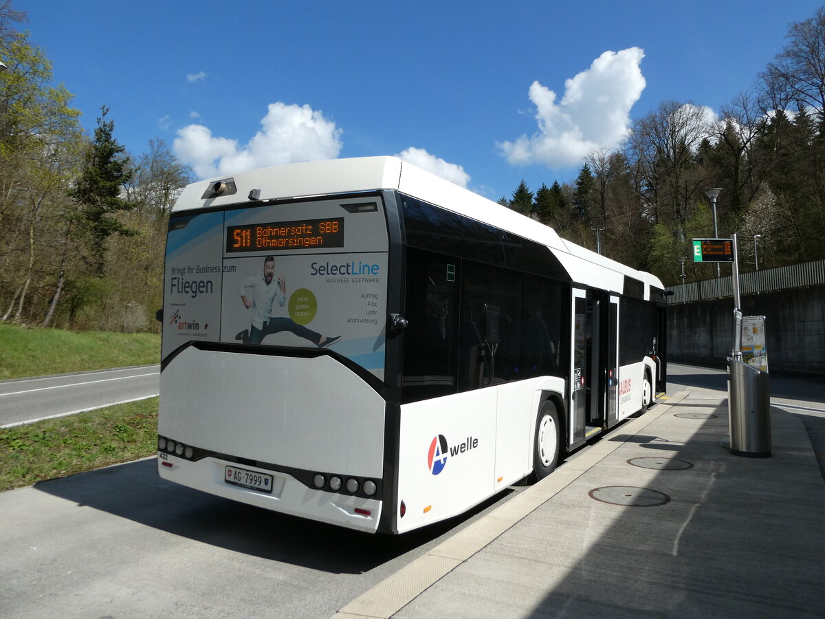 (234'359) - Knecht, Windisch - Nr. 432/AG 7999 - Solaris am 10. April 2022 beim Bahnhof Mellingen-Heitersberg