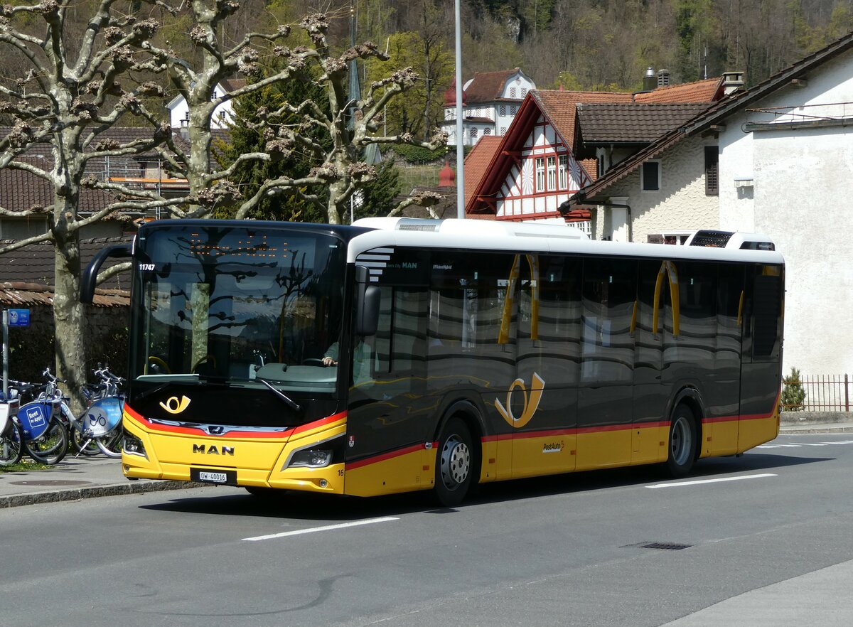 (234'404) - PostAuto Zentralschweiz - Nr. 16/OW 40'016 - MAN am 11. April 2022 beim Bahnhof Sarnen