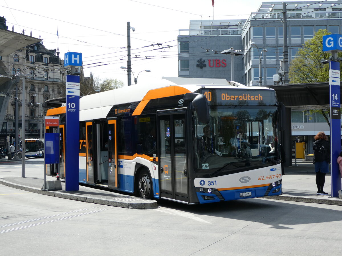 (234'419) - VBL Luzern - Nr. 351/LU 15'051 - Solaris am 11. April 2022 beim Bahnhof Luzern