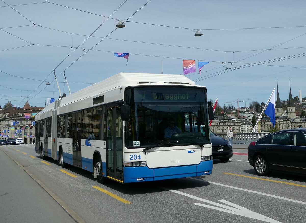 (234'422) - VBL Luzern - Nr. 204 - Hess/Hess Gelenktrolleybus am 11. April 2022 in Luzern, Bahnhofbrcke