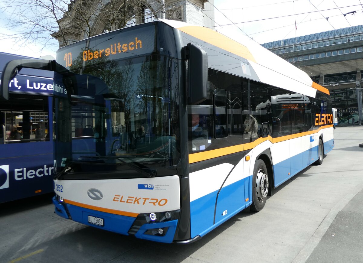 (234'466) - VBL Luzern - Nr. 352/LU 15'054 - Solaris am 11. April 2022 beim Bahnhof Luzern