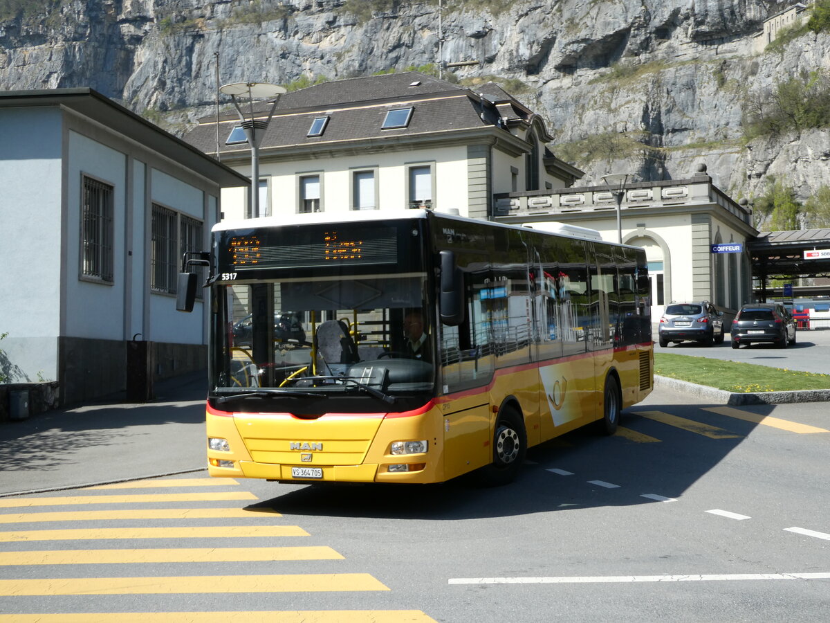 (234'571) - PostAuto Wallis - Nr. 17/VS 364'705 - MAN (ex TPC Aigle Nr. CP13) am 15. April 2022 beim Bahnhof St-Maurice