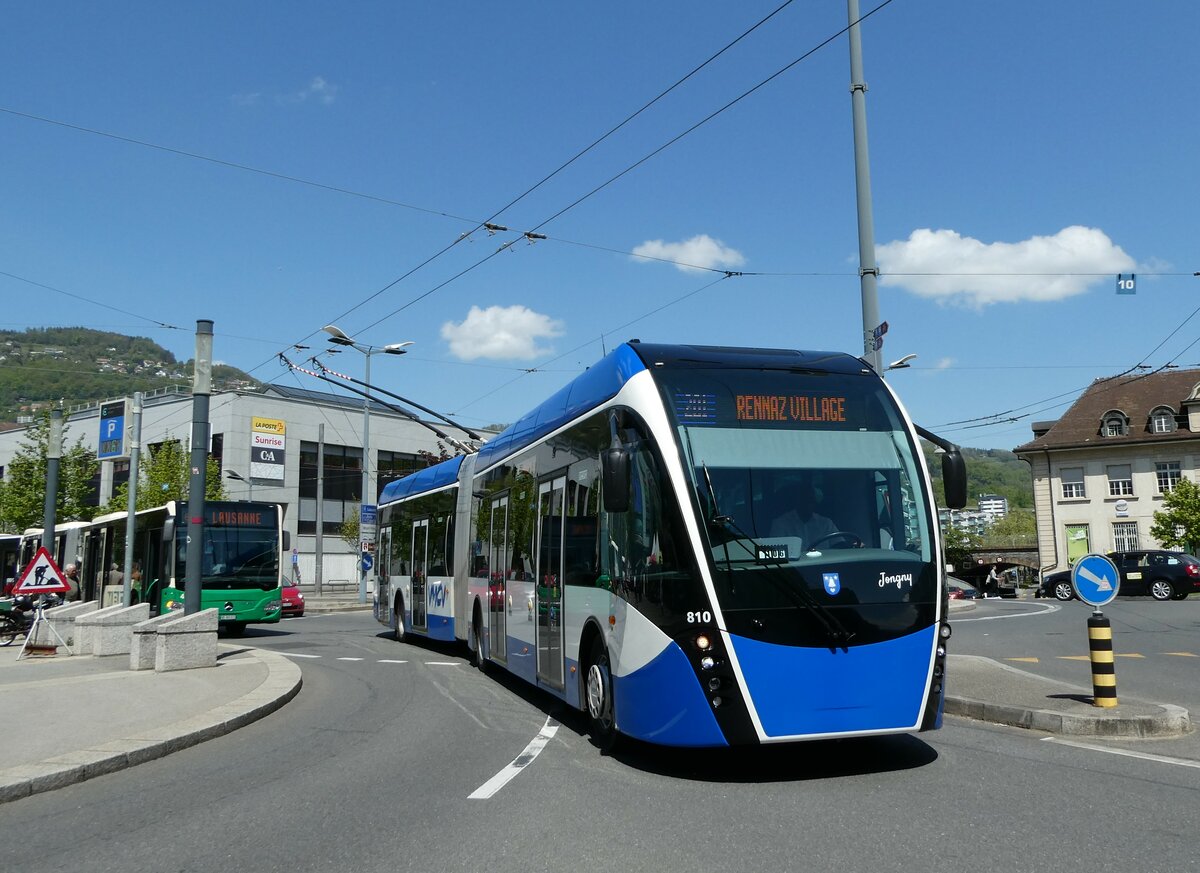 (234'966) - VMCV Clarens - Nr. 810 - Van Hool Gelenktrolleybus am 30. April 2022 beim Bahnhof Vevey