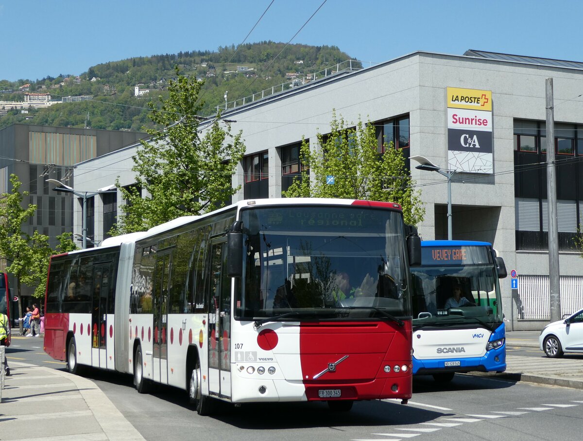 (234'967) - TPF Fribourg - Nr. 107/FR 300'345 - Volvo am 30. April 2022 beim Bahnhof Vevey