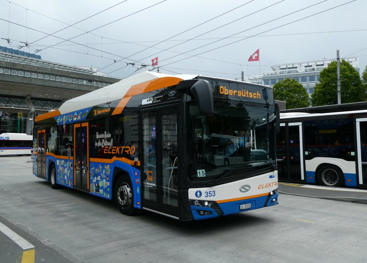 (235'211) - VBL Luzern - Nr. 353/LU 15'018 - Solaris am 4. Mai 2022 beim Bahnhof Luzern