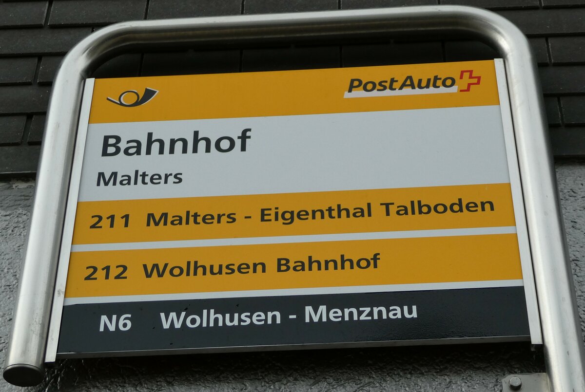 (235'236) - PostAuto-Haltestellenschild - Malters, Bahnhof - am 4. Mai 2022