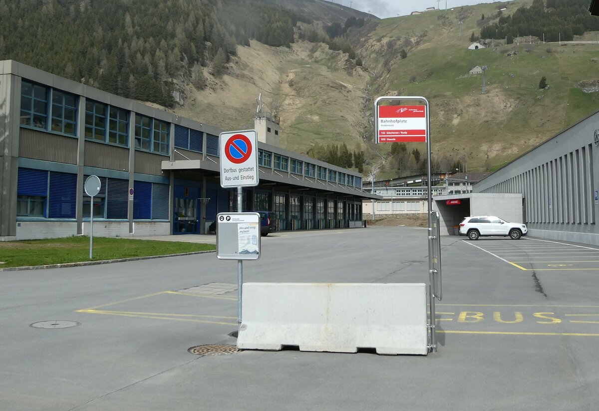 (235'494) - MGB-Haltestelle am 8. Mai 2022 beim Bahnhof Andermatt