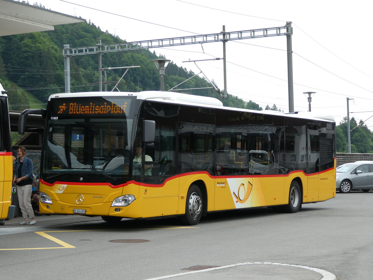 (236'106) - PostAuto Bern - BE 654'089 - Mercedes am 22. Mai 2022 beim Bahnhof Reichenbach