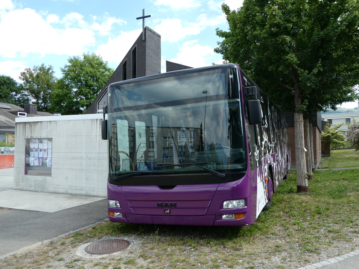 (236'526) - Kirchgemeinde, Steffisburg - MAN (ex STI Thun Nr. 123) am 30. Mai 2022 in Steffisburg, Kirche Glockental