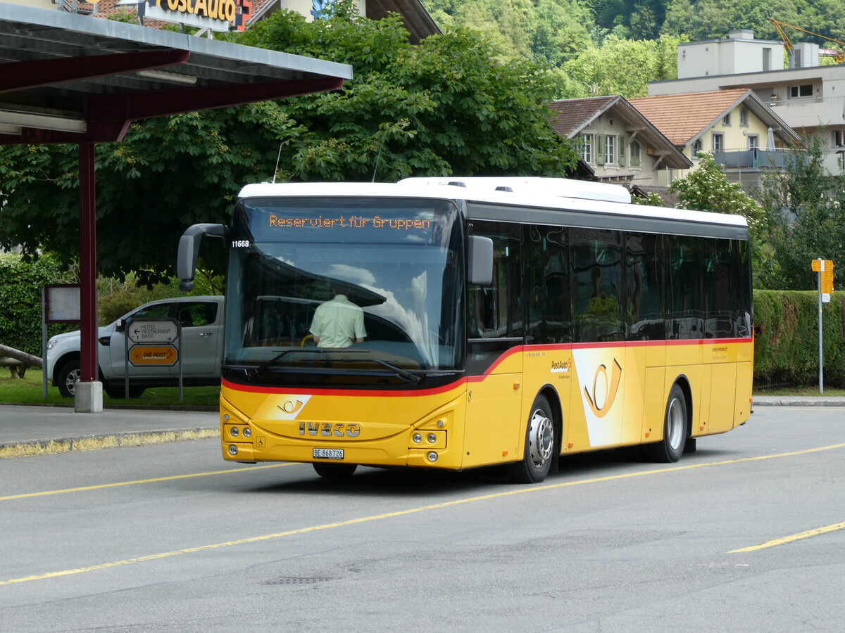 (236'721) - Flck, Brienz - Nr. 26/BE 868'726 - Iveco am 4. Juni 2022 in Meiringen, Postautostation