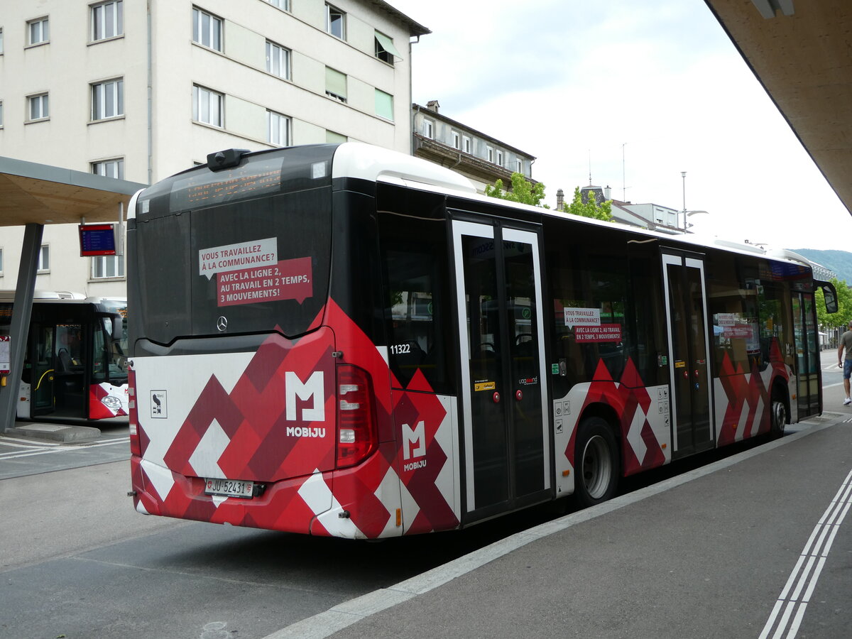 (236'919) - CarPostal Ouest - JU 52'431 - Mercedes am 6. Juni 2022 beim Bahnhof Delmont