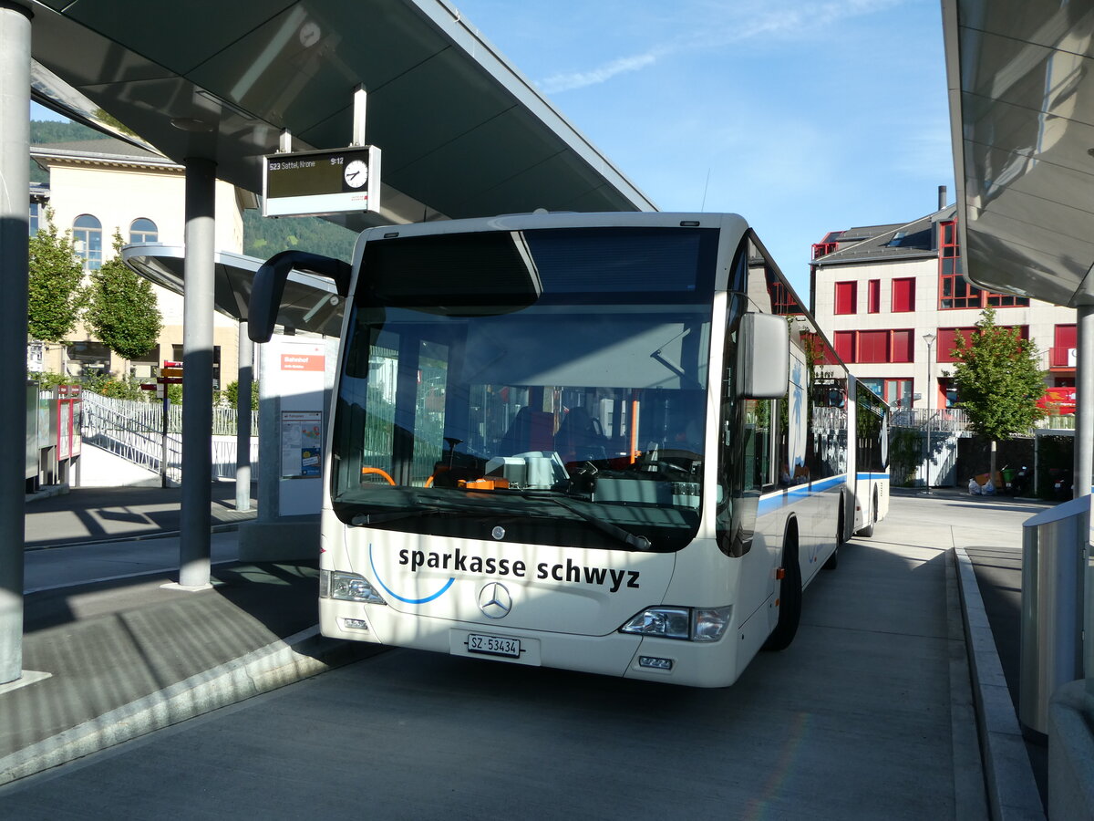 (237'027) - AAGS Schwyz - Nr. 34/SZ 53'434 - Mercedes am 12. Juni 2022 beim Bahnhof Arth-Goldau