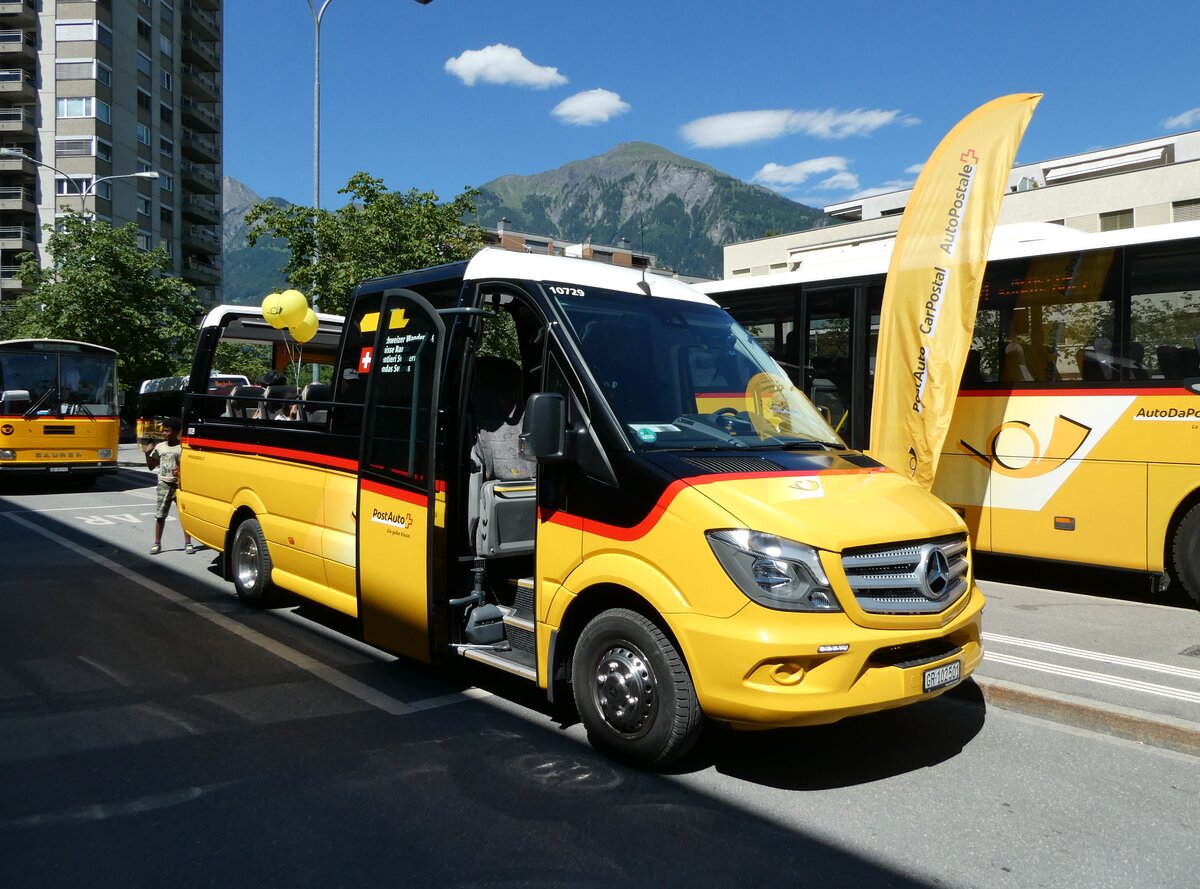 (237'172) - PostAuto Graubnden - GR 102'501 - Mercedes/Tomassini am 12. Juni 2022 beim Bahnhof Landquart