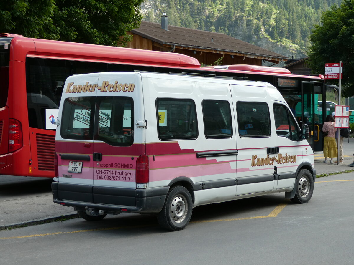 (237'320) - Kander-Reisen, Frutigen - Nr. 9/BE 297 - Renault am 19. Juni 2022 beim Bahnhof Kandersteg