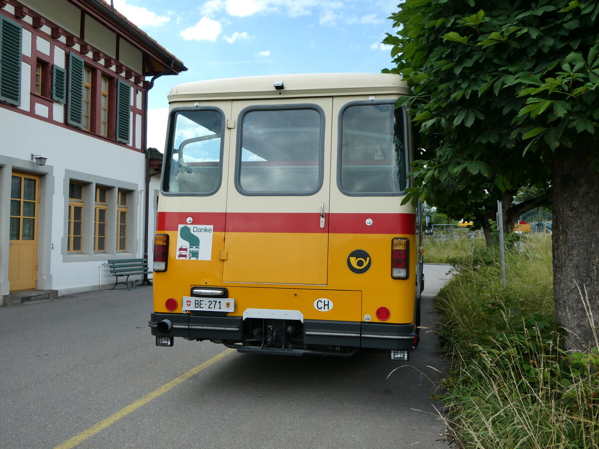 (237'504) - Bachmann, Niedernz - Nr. 5/BE 271 - Saurer/Tscher (ex Wthrich, Ursenbach; ex Schrch, Gutenburg Nr. 5; ex Engeloch, Riggisberg Nr. 5; ex P 25'668) am 25. Juni 2022 beim Bahnhof Mlenen