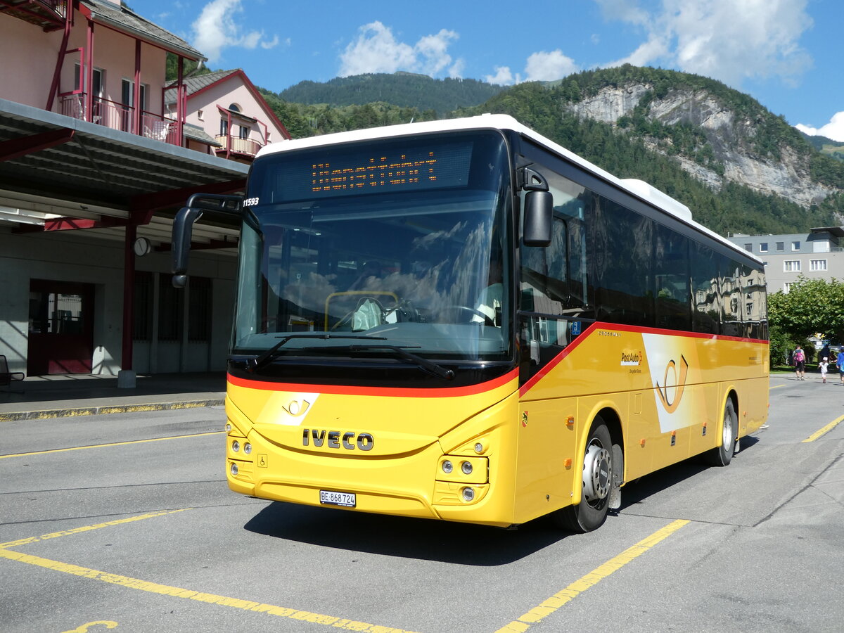 (237'995) - Flck, Brienz - Nr. 24/BE 868'724 - Iveco am 10. Juli 2022 in Meiringen, Postautostation