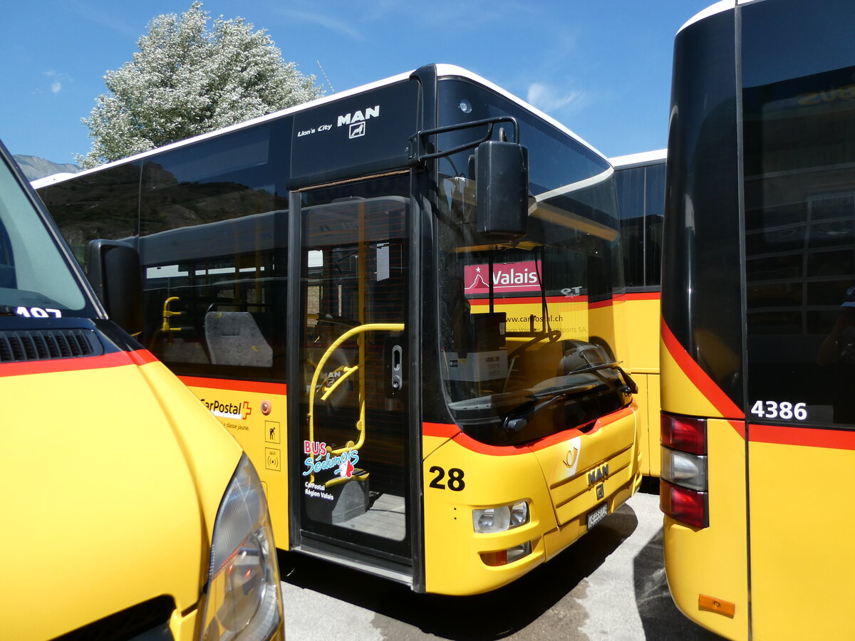 (238'168) - PostAuto Wallis - Nr. 28/VS 358'045 - MAN/Gppel (ex AAGU Altdorf Nr. 72; ex PostAuto Bern; ex PostAuto Bern Nr. 217; ex RBS Worblaufen Nr. 217) am 16. Juli 2022 in Sion, Interbus (Teilaufnahme)